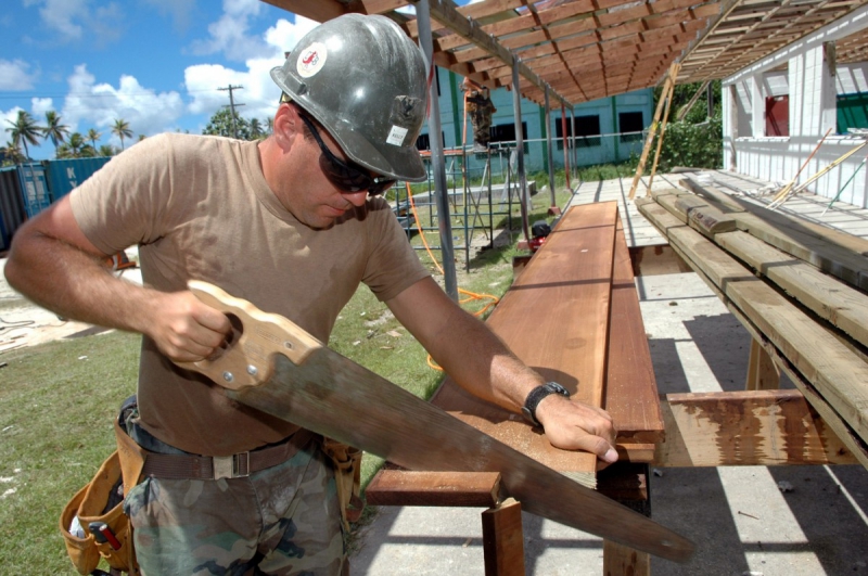 ebeniste-BESSE SUR ISSOLE-min_worker_construction_building_carpenter_male_job_build_helmet-893290